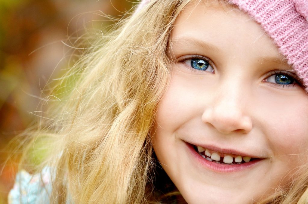 child fighting head lice